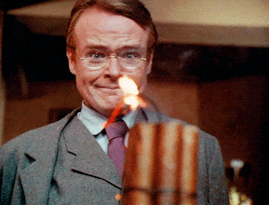 Un homme face à de la dynamite.