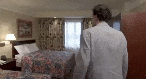 Un homme entre dans une chambre d'hôtel