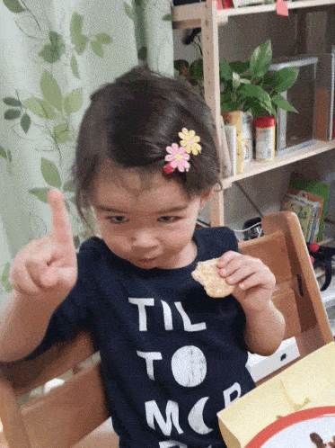 Une petite fille fait non du doigt.