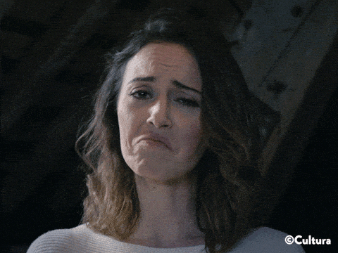 Une femme fait OK avec ses mains