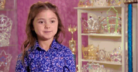 Une petite fille sourit.