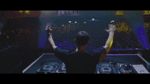 Un DJ aux platines