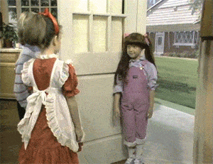 Un enfant ferme la porte sur un autre.