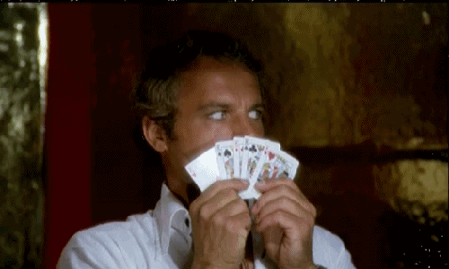 homme tenant des cartes