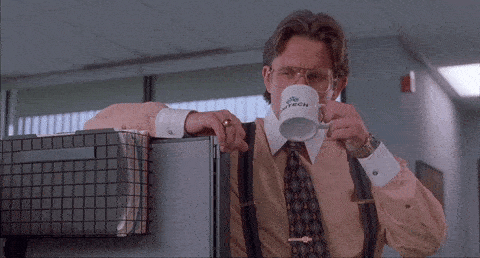 Un homme boit son café