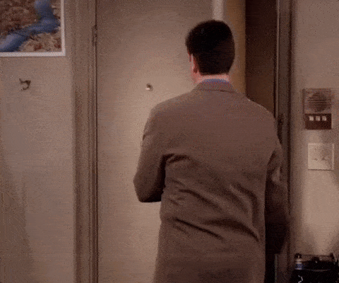 Un homme sort d'une pièce par la porte.