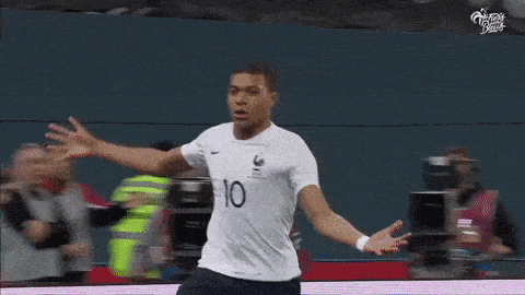 Kylian Mbappé célèbre un but.