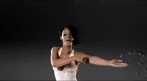Rihanna danse sous la pluie.