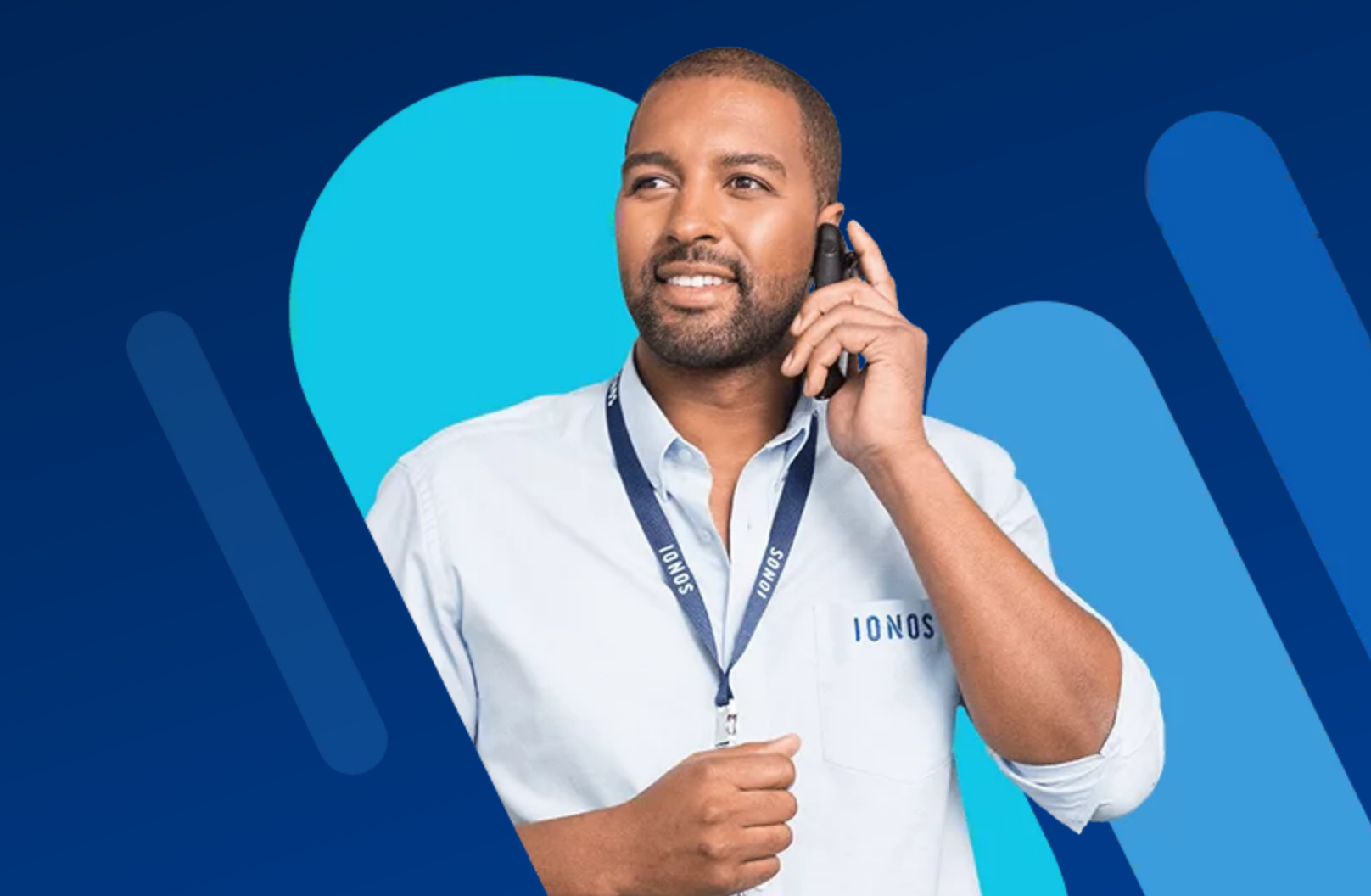 An IONOS personal advisor talks to a client on the phone.