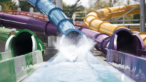 Une personne glisse dans un toboggan plein d'eau.