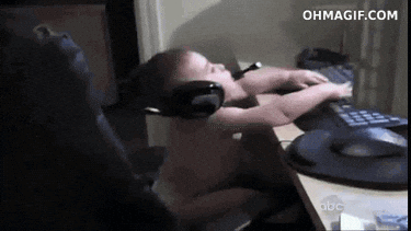 Un bébé joue à l'ordinateur.